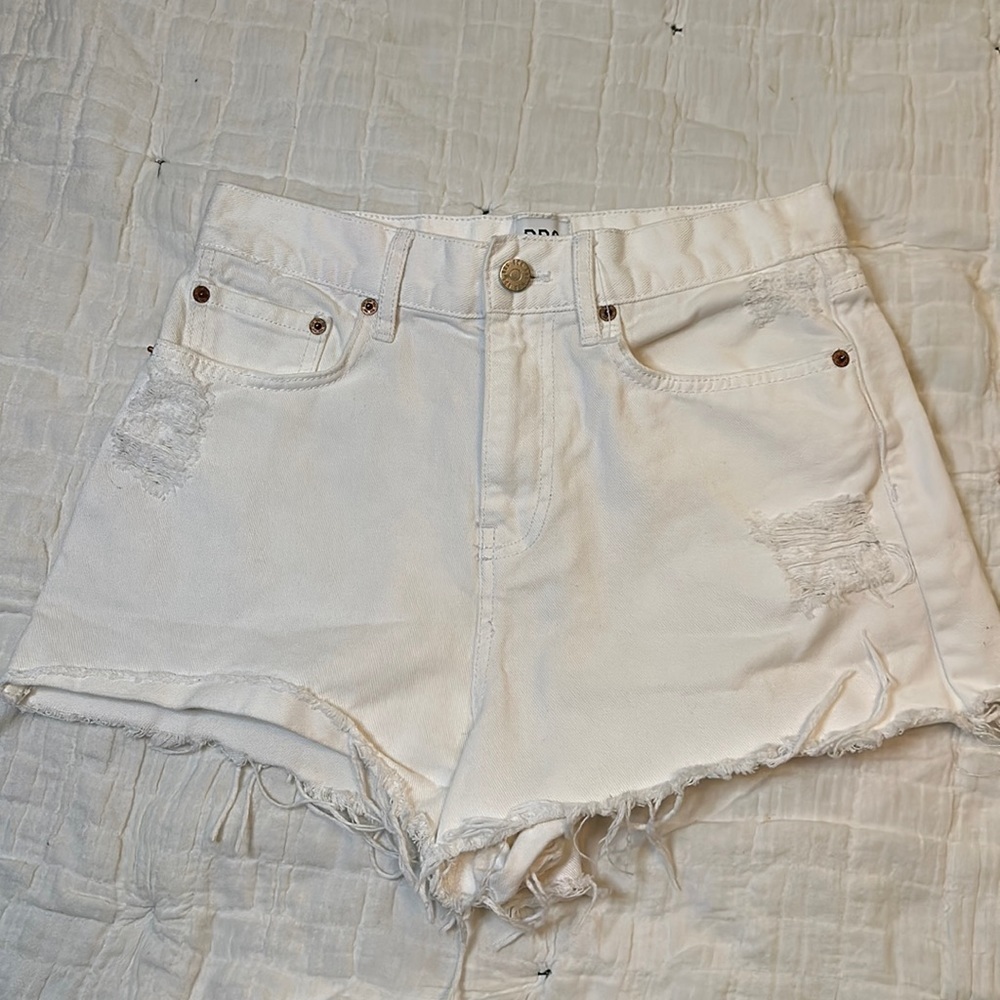 BDG Urban Outfitters Girlfriend High-Rise White Distressed Shorts Size 28